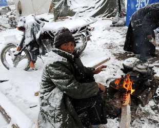 Am Donnerstag schneite es im Erdbebengebiet Yushu in der westchinesischen Provinz Qinghai. Die Rettungsarbeiten wurden hierdurch erschwert .