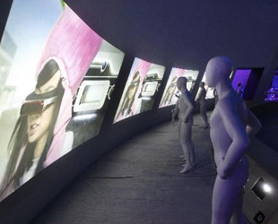 Besucher schauen einen Film im Pavillon der Zukunft; 22. April 2010. Der Pavillon befindet sich in der Zone E. Auf der Ausstellung erleben Besucher interaktiv, wie Städte der Zukunft aussehen könnten.