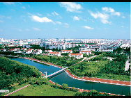 Dongying ist eine Öko-Stadt mit Sicht aufs Wasser und wird auch als 'Wasserstadt des Gelben Flusses' bezeichnet. Mit ihren vielen Sehenswürdigkeiten ist Dongying eine von Chinas bedeutendsten Tourismusstädten. Sie verfügt über sehr unterschiedliche Jahreszeiten, ein angenehmes Klima, einen azurblauen Himmel und blaues Wasser, grüne Bäume und eine angenehme ökologische Umwelt, die aufzeigt, wie Menschen und Natur harmonisch zusammenleben können.