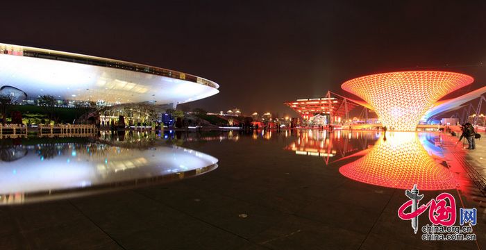 Nächtliche Impression der Expo-Pavillons