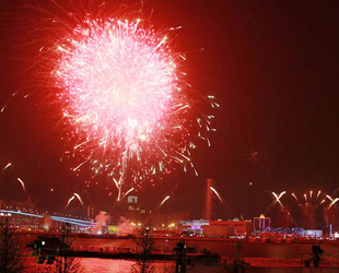 Am gestrigen Abend wurde eine Probe der Feuerwerksshow, die für die Eröffnungsfeier der Expo in Shanghai geplant ist, über dem Huangpu-Fluss abgehalten worden. 