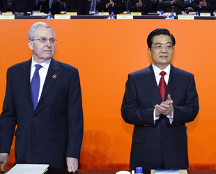 Am 30.April findet die Eröffnungszeremonie der Expo Shanghai 2010 im Kulturzentrum der Expo statt. Der chinesische Staatspräsident Hu Jintao und seine Frau Liu Yongqing treten in die Zeremonieshalle ein.
