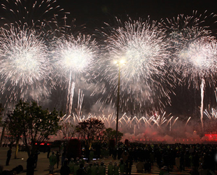 Am 30.April findet die Eröffnungszeremonie der ExpoShanghai2010 im Kulturzentrum der Expo statt.Ein strahlendes Feuerwerk erleuchtet den Himmel.