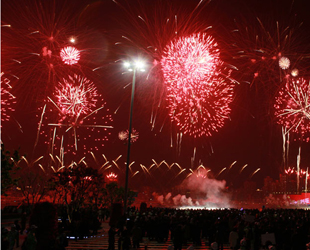 Am 30.April findet die Eröffnungszeremonie der ExpoShanghai 2010 im Kulturzentrum der Expo statt. Die Zuschauer bewundern das Feuerwerk.