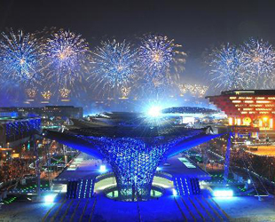 Shanghai am Abend des 30 April 2010, die unglaubliche Lichtfontaine des Feuerwerks ergiesst sich am Himmel über der Eröffnungsfeier.