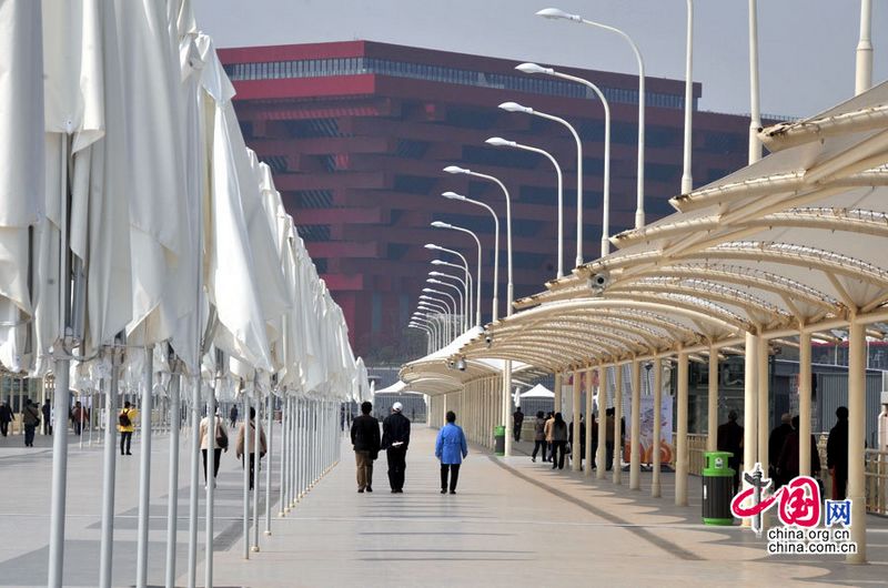 Die Expo-Achse ist der wichtigste Orientierungspunkt im Expo-Gelände. Sie fungiert nicht nur als Knotenpunkt, der die zentralen Pavillons miteinander verbindet, sondern ist auch ein einzigartiges Baukonzept.