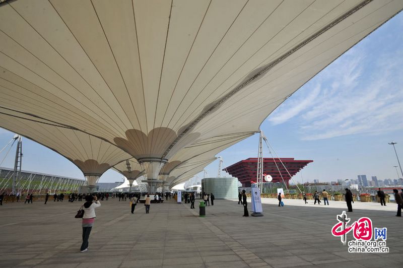 Die Expo-Achse ist der wichtigste Orientierungspunkt im Expo-Gelände. Sie fungiert nicht nur als Knotenpunkt, der die zentralen Pavillons miteinander verbindet, sondern ist auch ein einzigartiges Baukonzept.