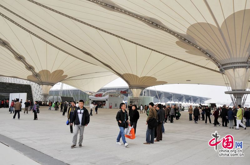 Die Expo-Achse ist der wichtigste Orientierungspunkt im Expo-Gelände. Sie fungiert nicht nur als Knotenpunkt, der die zentralen Pavillons miteinander verbindet, sondern ist auch ein einzigartiges Baukonzept.