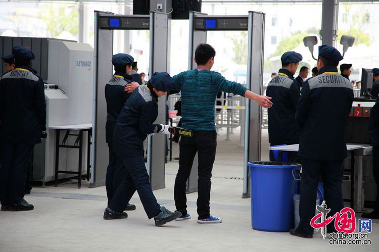 Besucher wetteifern um ein Ticket des chinesischen Pavillons. 