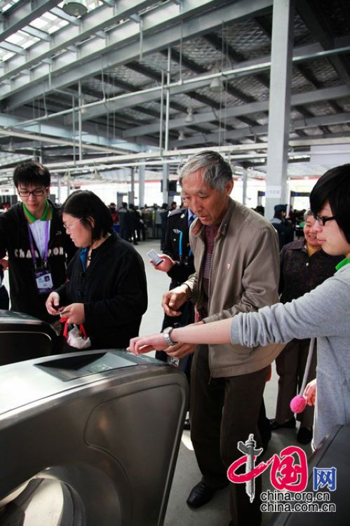 Besucher wetteifern um ein Ticket des chinesischen Pavillons. 