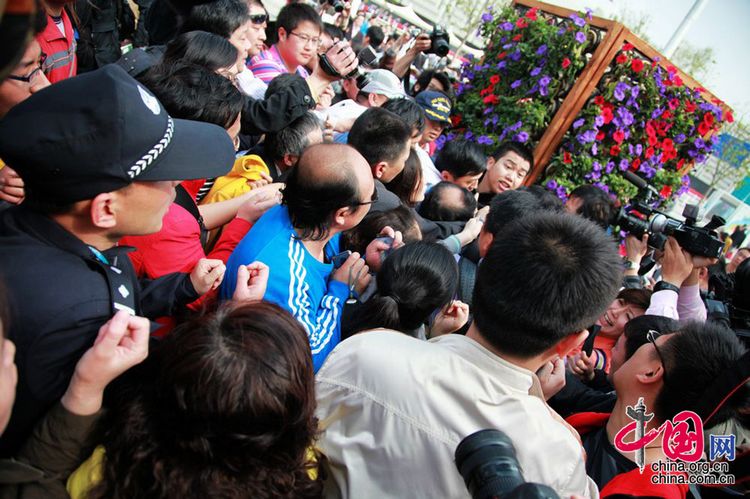 Besucher wetteifern um ein Ticket des chinesischen Pavillons. 