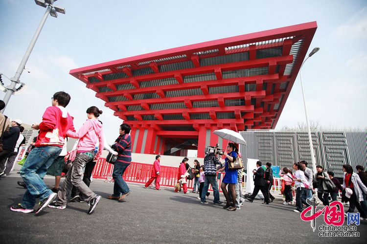 Besucher wetteifern um ein Ticket des chinesischen Pavillons. 