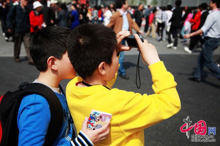 Besucher wetteifern um ein Ticket des chinesischen Pavillons. 