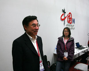 Kurz vor der Eröffnungszeremonie des UN-Pavillons hat der Vizepräsident der China International Publishing Group (CIPG) Huang Youyi das Studio des Internetportals China.org.cn besucht.