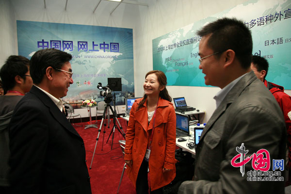 Kurz vor der Eröffnungszeremonie des UN-Pavillons hat der Vizepräsident der China International Publishing Group (CIPG) Huang Youyi das Studio des Internetportals China.org.cn besucht.