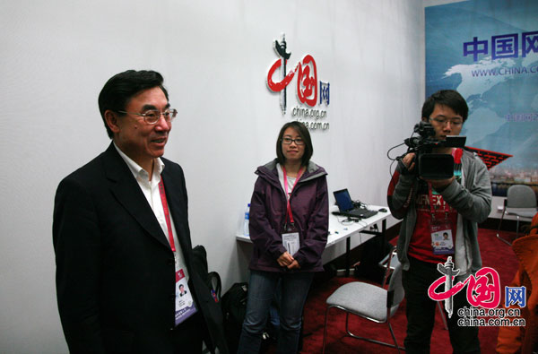 Kurz vor der Eröffnungszeremonie des UN-Pavillons hat der Vizepräsident der China International Publishing Group (CIPG) Huang Youyi das Studio des Internetportals China.org.cn besucht.