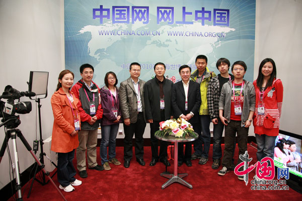 Kurz vor der Eröffnungszeremonie des UN-Pavillons hat der Vizepräsident der China International Publishing Group (CIPG) Huang Youyi das Studio des Internetportals China.org.cn besucht.