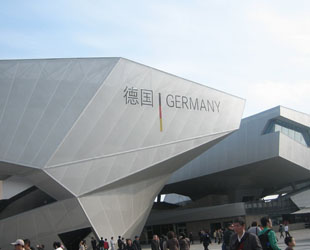 Frau Conrady sagte zu china.org.cn, dass sie total überrascht sei, dass so viele Menschen zu ihnen gekommen seien. Es herrsche eine angenehme Atmosphäre im Expo-Gelände. Alles laufe im deutschen Pavillon reibungslos.