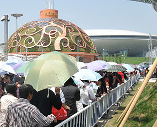 Am 1. Mai hat die Expo die Tore für Besucher geöffnet. Zehtausende Menschen strömten auf das Gelände der Expo 2010, die am Vortag feierlich eröffnet worden war. Alle 500,000 Tickets für den ersten Besuchertag wurden ausverkauft.