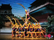Beijing startetet heute seine einwöchige Kulturschau auf der World Expo 2010 durch das Zurschaustellen vieler seiner besonderen Volkskünste auf der Baosteel-Bühne in Zone B von Pudong Seite, darunter Künstler, die Figuren herstellen, die auf einen Gongschlag automatisch Beijing-Oper spielen können.