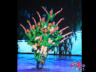 Beijing startetet heute seine einwöchige Kulturschau auf der World Expo 2010 durch das Zurschaustellen vieler seiner besonderen Volkskünste auf der Baosteel-Bühne in Zone B von Pudong Seite, darunter Künstler, die Figuren herstellen, die auf einen Gongschlag automatisch Beijing-Oper spielen können.