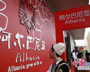 Am Mittwoch hat Albanien als erstes Land seinen Nationentag auf der Expo 2010 in Shanghai gefeiert. Es ist eine Tradition, dass ein Land an seinem Expo-Nationentag seine Erfolge in den Bereichen Wirtschaft, Technologie und Kultur vorstellt. Im Mai werden Deutschland und Österreich ihre Nationentage jeweils am 19. beziehungsweise 21. haben.