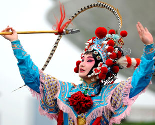 Eine chinesische Darstellerin führt im Rahmen von Veranstaltungen zur Hebei-Woche auf dem Festplatz des Shanghaier Expo-Geländes Hebei Bangzi auf, einen Hauptstil der chinesischen Oper aus der nordchinesischen Provinz Hebei (15. Mai 2010).