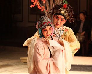 Die traditionelle Kunqu-Oper 'Peony Pavilion' wird auf der alten Bühne des Gildenhauses Sanshan in Shanghai in Ostchina aufgeführt.