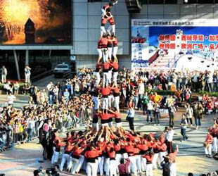 Eine Gruppe von mehr als 200 Menschen bildet einen 'Menschenturm' am Sonntag in der Shanghaier Nanjing-Straße vor Beginn der katalanischen Woche auf der Expo 2010. Der Menschenturm ist ein traditionelles Kunstprogramm bei Festen in Katalonien, einer Region Spaniens, die zum ersten Mal in China vorgestellt wird.