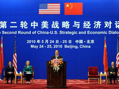 Am Montag wurde in Beijing der 2. strategische und wirtschaftliche Dialog zwischen China und den USA eröffnet. Das Motto des zweitägigen Dialogs lautet 'Gewährleistung der kooperativen wirtschaftlichen Partnerschaft zwischen China und den USA mit kontinuierlicher Entwicklung und gegenseitigem Nutzen'.