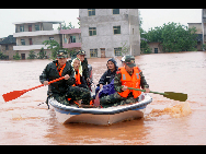 Seit Freitag suchen heftige Regenstürme die ohnehin in letzter Zeit stark von Regen betroffene Provinz Jiangxi heim und verursachen Überflutungen in vielen Gegenden. Mindestens 1,46 Millionen Menschen sind von der Katastrophe betroffen, und über 40.000 Menschen sind notfallmäßig evakuiert worden. [Xinhua]