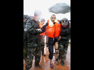 Die bewaffnete Polizei rettet einen behinderten Dorfbewohner im Dorf Qiankeng, das zur Gemeinde Yicheng in Zhangshu in der ostchinesischen Provinz Jiangxi gehört (22. Mai 2010), aus ihrem überschwemmten Haus. [Xinhua]
