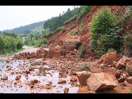 Durch Erdrutsche ist der Weg im Dorf Hongxing, das zur Gemeinde Hanfang im Kreis Ganxian in der ostchinesischen Provinz Jiangxi gehört, blockiert (23. Mai 2010). [Xinhua]