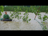 Dorfbewohner paddeln in Booten im überfluteten Dorf Taihe, das zur Gemeinde Yicheng in Zhangshu in der ostchinesischen Provinz Jiangxi gehört (22. Mai 2010). Seit Freitag suchen heftige Regenstürme die ohnehin in letzter Zeit stark von Regen betroffene Provinz Jiangxi heim und verursachen Überflutungen in vielen Gegenden. Mindestens 1,46 Millionen Menschen sind von der Katastrophe betroffen, und über 40.000 Menschen sind notfallmäßig evakuiert worden. [Xinhua]