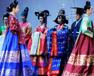Eine koreanische Frau, die Mandarin spricht, führt Besucher in den Pavillon von Südkorea, das am 26. Mai auf dem Expo-Gelände seinen Nationalfeiertag beging. 'Ahn-nyung-ha-sae-yo' ist Koreanisch und bedeutet 'Hello'.