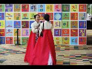 Zwei koreanische Frauen sprechen vor dem südkoreanischen Pavillon auf dem Gelände der Weltausstellung in Shanghai. [Xinhua]