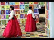 Zwei koreanische Frauen stehen vor dem südkoreanischen Pavillon auf dem Gelände der Shanghaier Weltausstellung. [Xinhua]