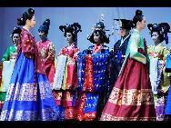 Darsteller in traditionellen koreanischen Hofkostümen bringen im Innern des südkoreanischen Pavillons, der sich auf dem Gelände der Shanghaier Weltausstellung befindet, eine Kulturshow auf die Bühne. [Xinhua]