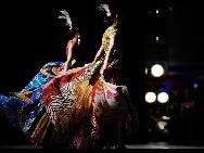 Darsteller bringen im Innern des südkoreanischen Pavillons eine Modeschau auf die Bühne. [Xinhua]