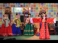 Darsteller in traditionellen koreanischen Hofkostümen bringen im Innern des südkoreanischen Pavillons eine Kulturshow auf die Bühne. [Xinhua]