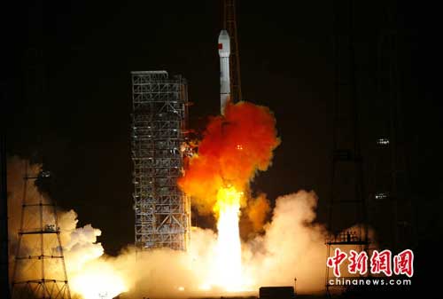 Laut Xinhua ist der vierte chinesische 'Beidou'-Navigationssatellit am Mittwoch um 23 Uhr 53 erfolgreich ins All gebracht worden. Abgeschossen wurde er mit der Trägerrakete 'Changzheng 3C'.