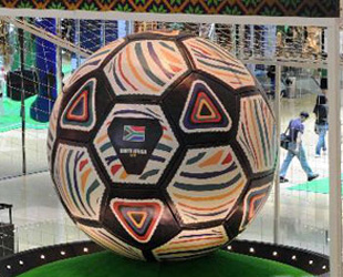 In der chinesischen Sonderverwaltungszone Hongkong hat die Fußball-WM bereits begonnen. Designer aus aller Welt haben für jedes der 32 Teams der WM-Endrunde in Südafrika einen Fußball kreiert.