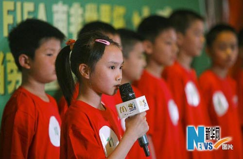 Was Chinas Fußballstars vergönnt blieb, haben sechs chinesische Kinder geschafft: die Teilnahme an der Weltmeisterschaft in Südafrika! Vier Grundschüler aus Beijing werden zusammen mit zwei Kindern aus dem Erdbebengebiet in Sichuan nach Südafrika reisen und bei den Spielen als Balljunge amtieren.