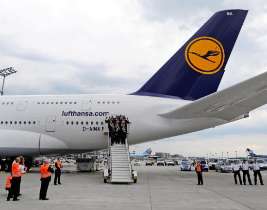 Am Sonntagabend startete die deutsche Nationalmannschaft um 20.30 Uhr mit dem Riesenvogel A380 ins 'Unternehmen vierter Stern' von Frankfurt nach Johannesburg zur WM in Südafrika.