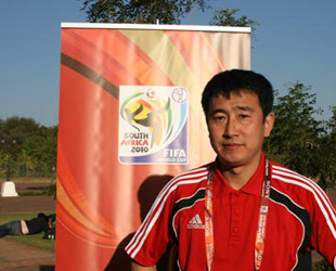 Mu Yuxin wird der einzige Chinese auf dem Spielfeld der WM 2010 in Südafrika sein, und zwar als Schiri. Eine Liste der FIFA vom vergangenen Wochenende bestätigt Mu als assistierenden Schiedsrichter.