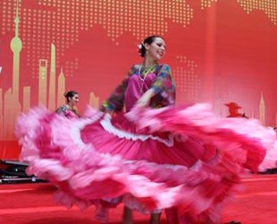 Am Montag wurde im Expo-Zentrum in Shanghai der Nationentag von Paraguay gefeiert. Nach der offiziellen Zeremonie führten Künstler aus Paraguay landestypische Kulturdarbietungen auf, darunter ein Harfenspiel sowie Gesänge und Tanz.