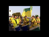 Fußballfans jubeln in Johannesburg nach einem Training der brasilianischen Nationalmannschaft zu (6. Juni 2010). [China Daily/Agenturen]