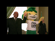 Der südafrikanische Präsident Jacob Zuma (l.) und sein algerischer Amtskollege Abdelaziz Bouteflika lassen sich in der Präsidentenresidenz in Algier neben Zakumi, dem offiziellen Maskottchen der Fußball-WM 2010, fotografieren (26. Mai 2010). [China Daily/Agenturen]