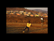 Ein Kind spielt auf einem Feld in Soweto in Johannesburg Fußball (7. Juni 2010). [China Daily/Agenturen]