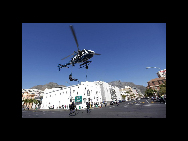 Mitglieder der südafrikanischen Polizei seilen sich bei einer Übung in Cape Town im Rahmen der Vorbereitungen auf die WM 2010 von einem Helikopter ab (29. April 2010). [China Daily/Agenturen]